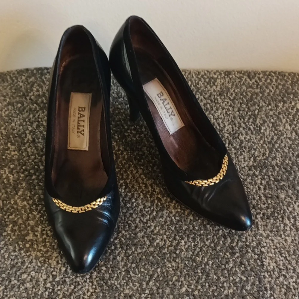 Bally Vintage Italian black leather pumps size 6 M